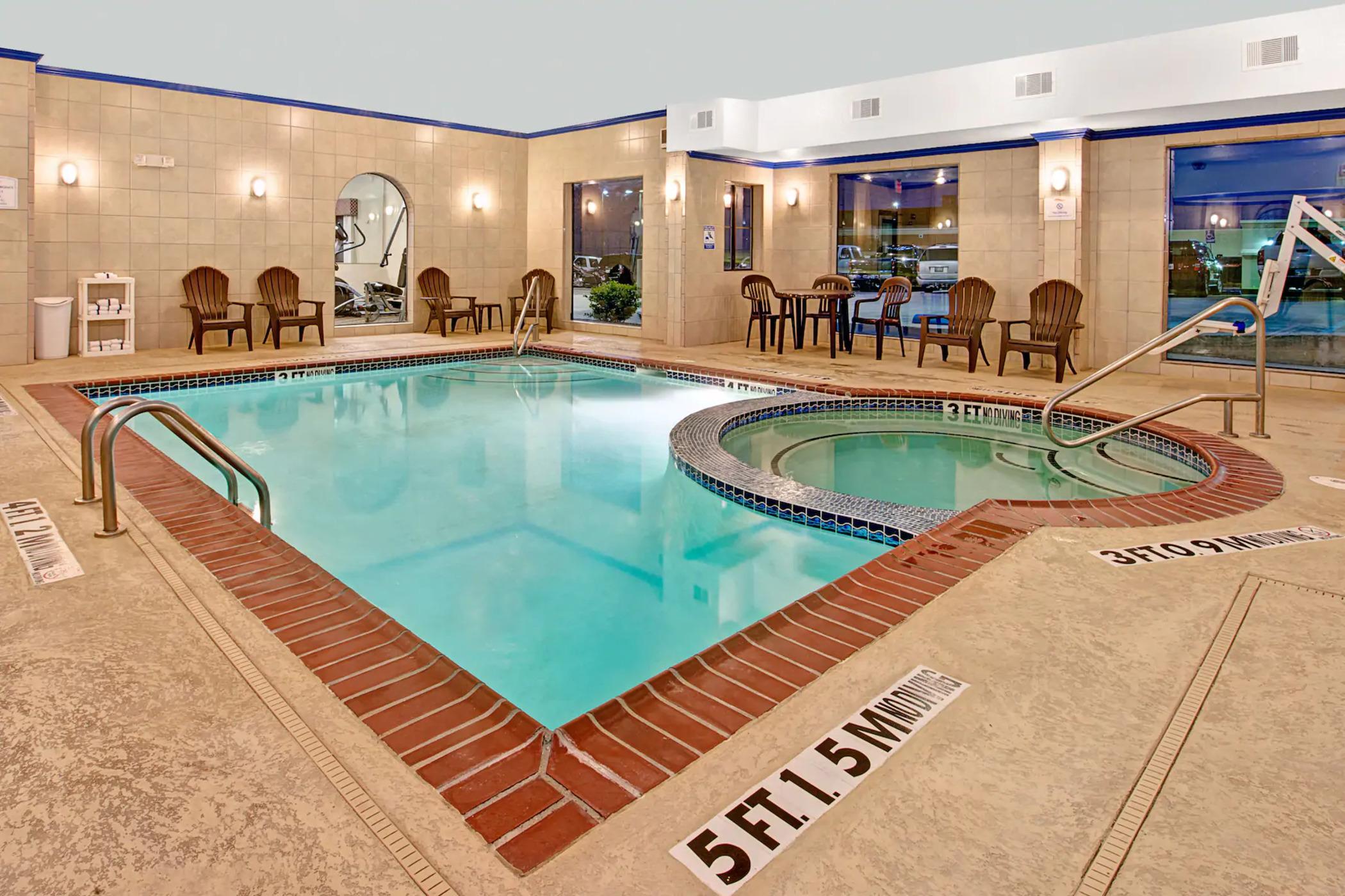 Baymont By Wyndham Decatur Hotel Bagian luar foto