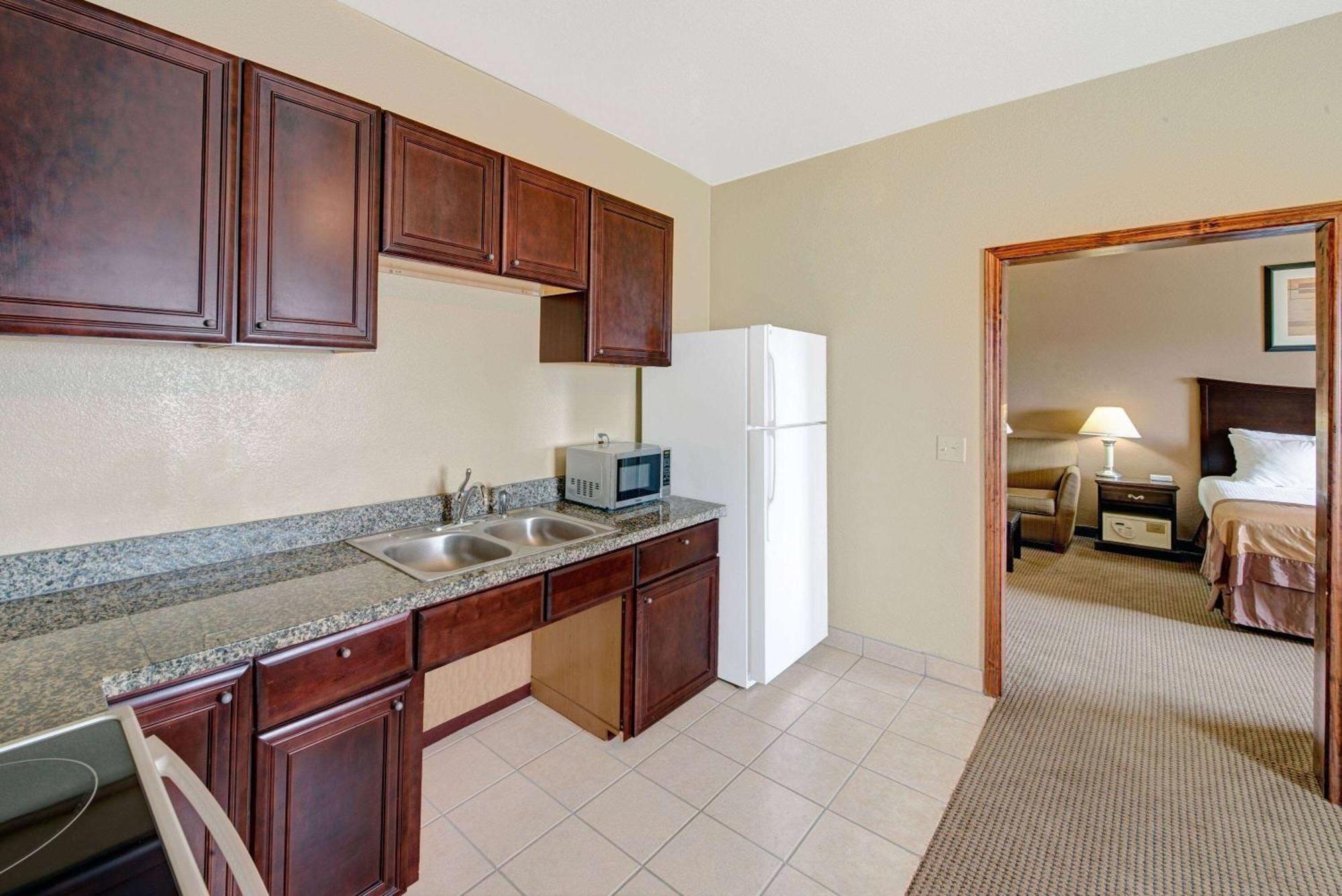 Baymont By Wyndham Decatur Hotel Bagian luar foto